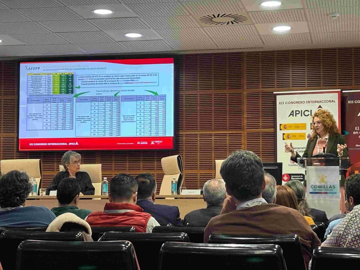 AFEPP presenta en el Congreso de APICI la caracterizacion tecnica de los Paneles Sandwich Aislantes su normativa y la determinacion de su carga de fuego 1