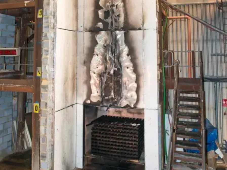 ¿Cómo calcular la carga de fuego en paneles sándwich aislantes industriales?